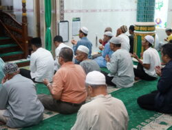 Safari Ramadan, Wali Kota Banjarmasin Salat Bersama Warga dan Salurkan Bantuan Masjid