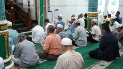 Safari Ramadan, Wali Kota Banjarmasin Salat Bersama Warga dan Salurkan Bantuan Masjid